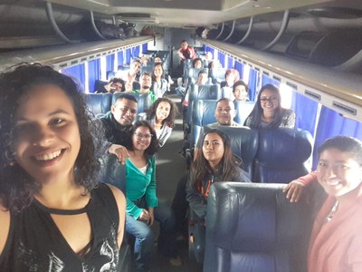 Professora Viviane e alunos do IM a caminho da Bienal